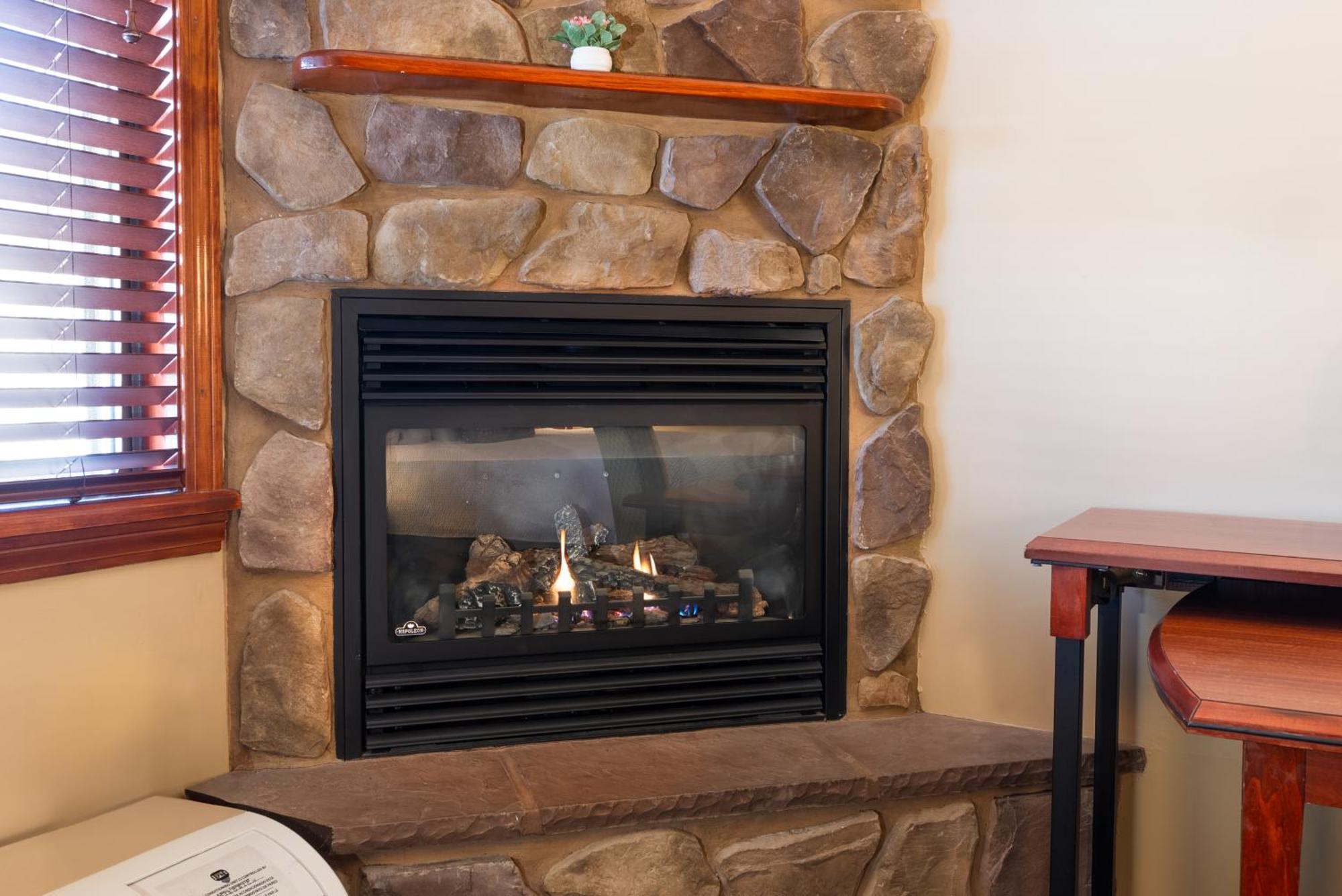 Fireside Inn & Suites West Ліван Екстер'єр фото